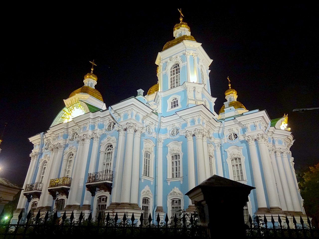 Saint-Nicolas-des-marins de Saint-Pétersbourg, joliment éclairée de nuit