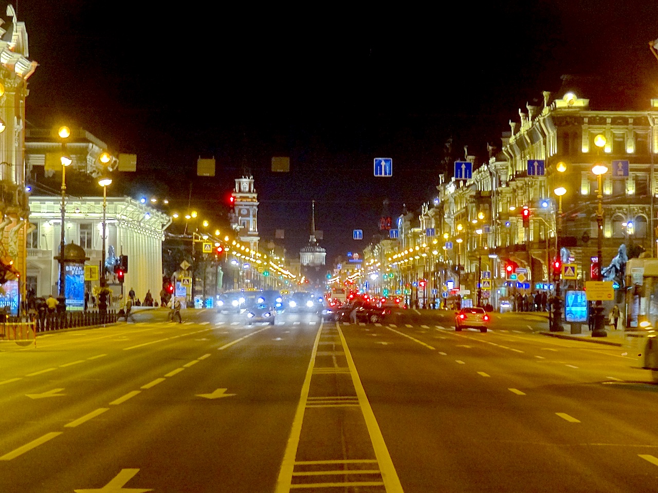 perspective Nevski de nuit à Saint-Pétersbourg