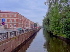 le canal bordant la Nouvelle-Hollande à Saint-Pétersbourg