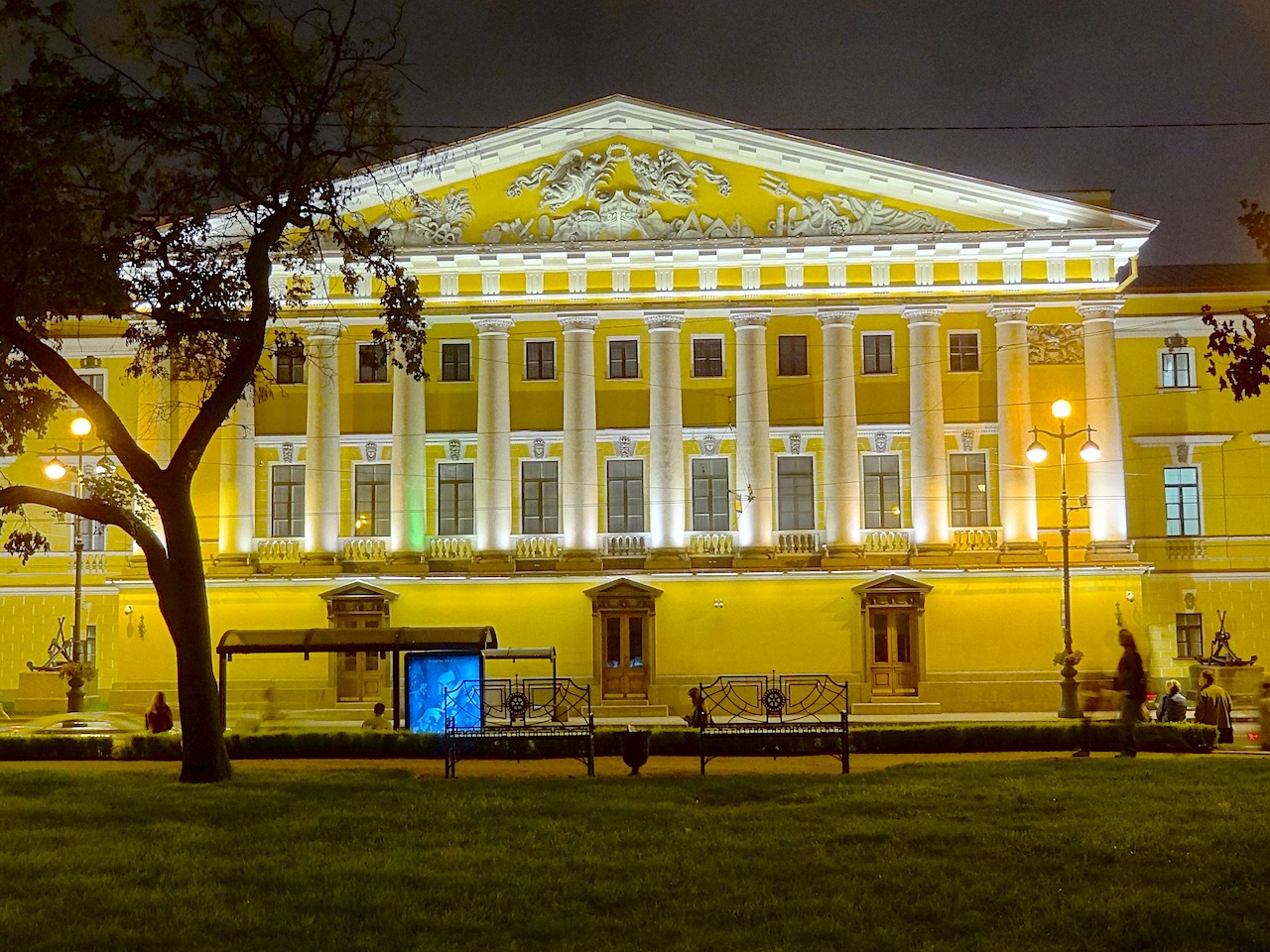 L'Amirauté de Saint-Pétersbourg de nuit face au palais d'hiver