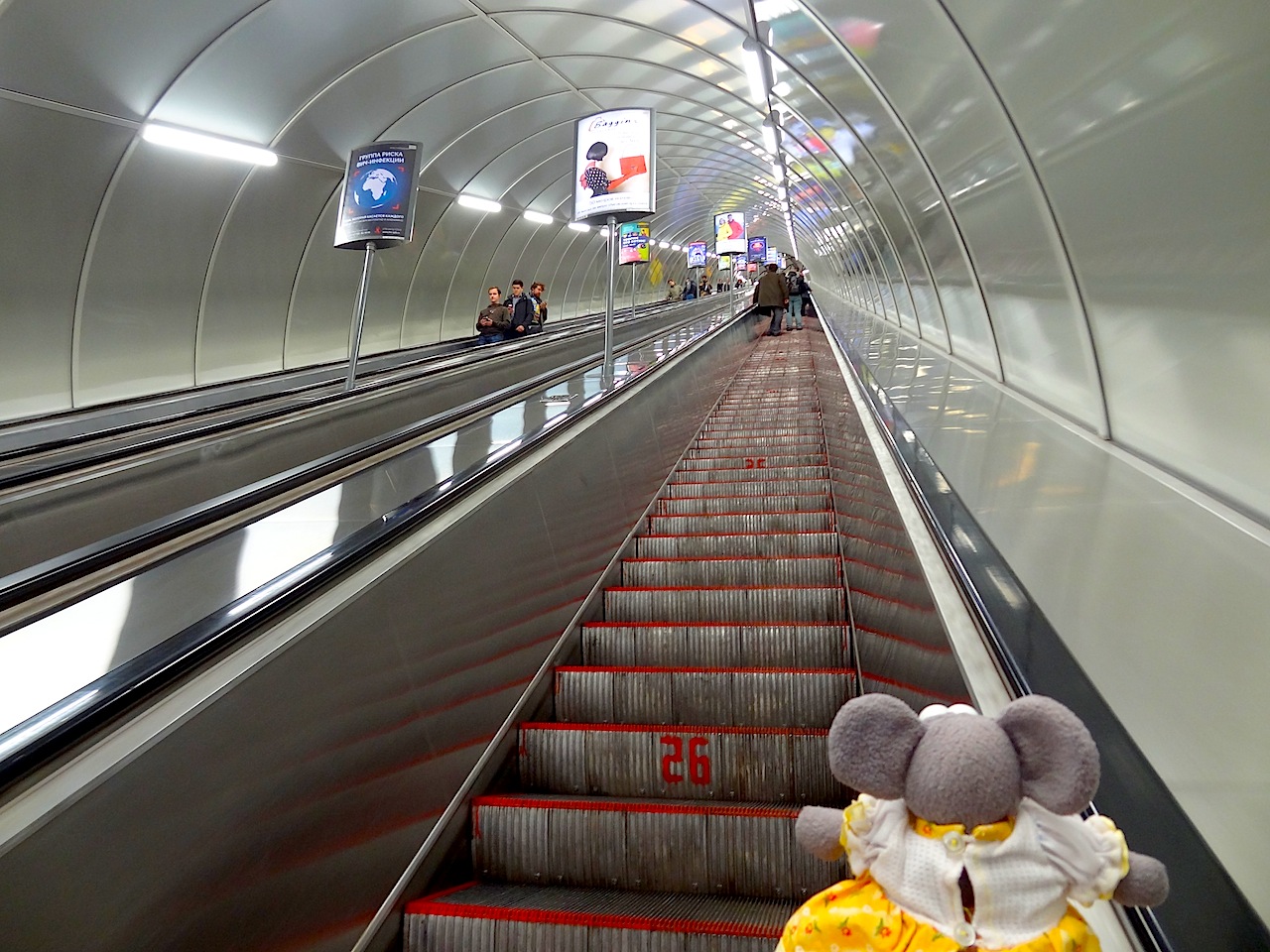 long escalators dans le métro de Saint-Pétersbourg