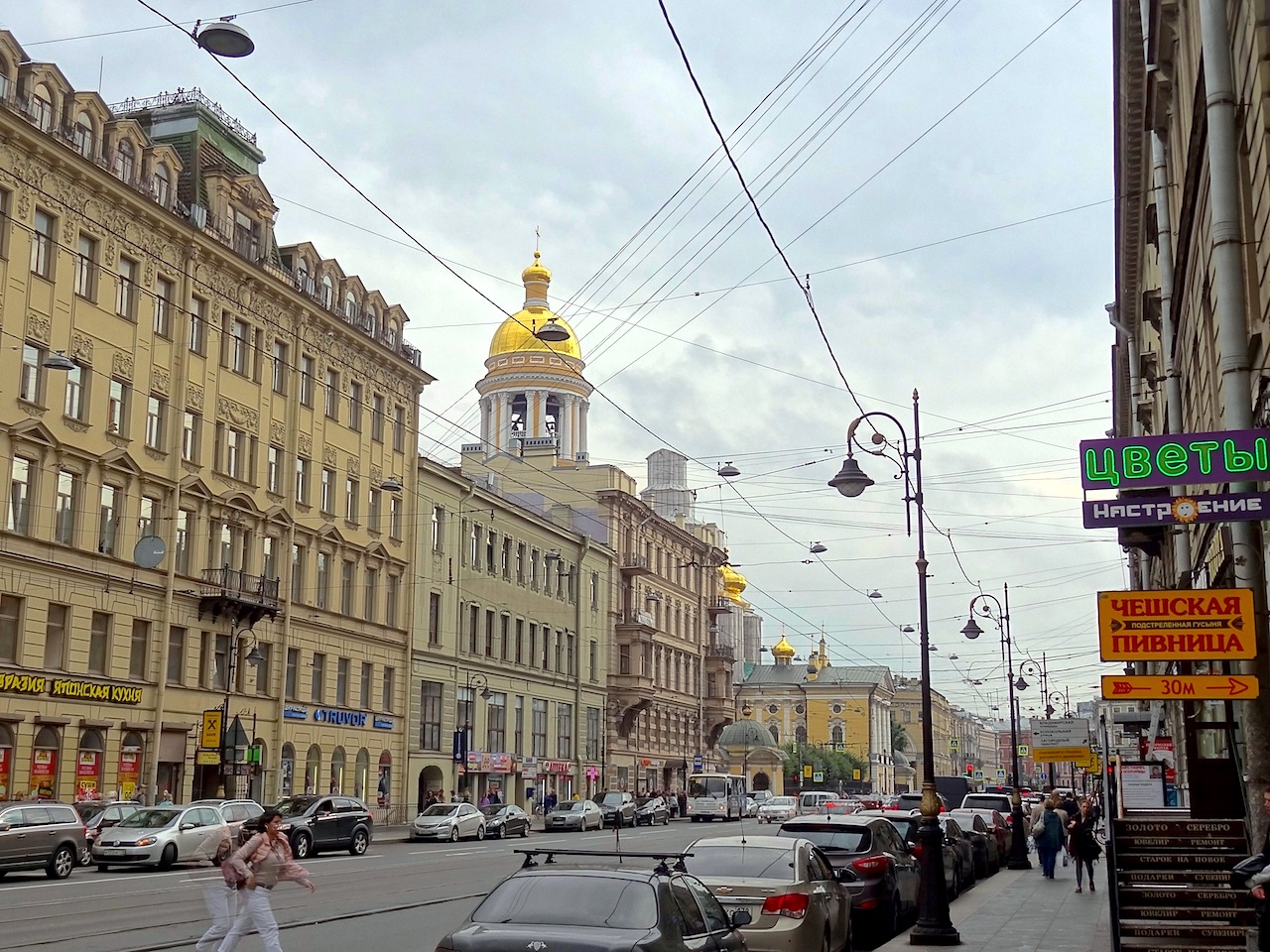 rue dans les faubourgs XIXe siècle à Saint-Pétersbourg