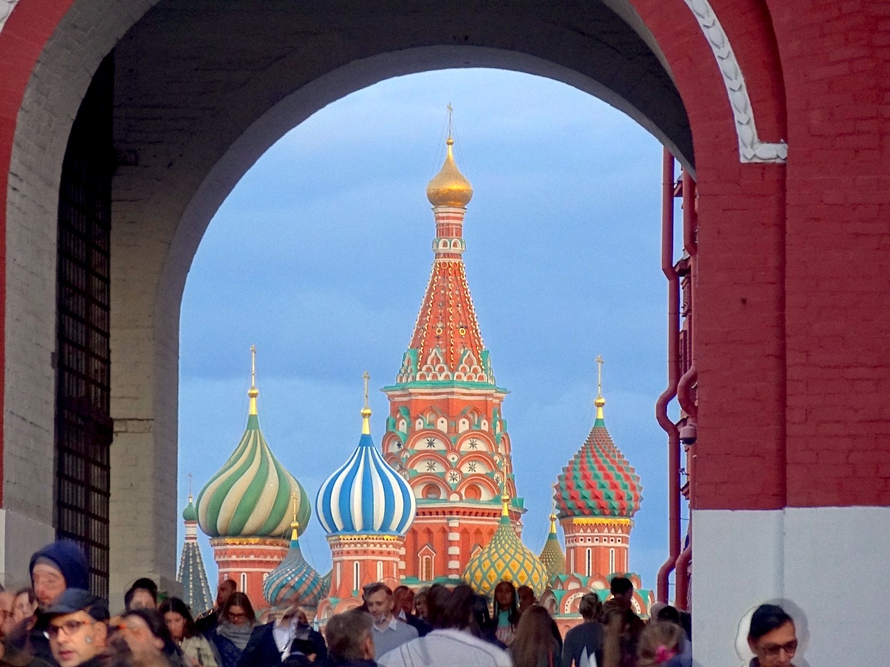 vue sur la place rouge et la catédrale Saint Basile de Moscou
