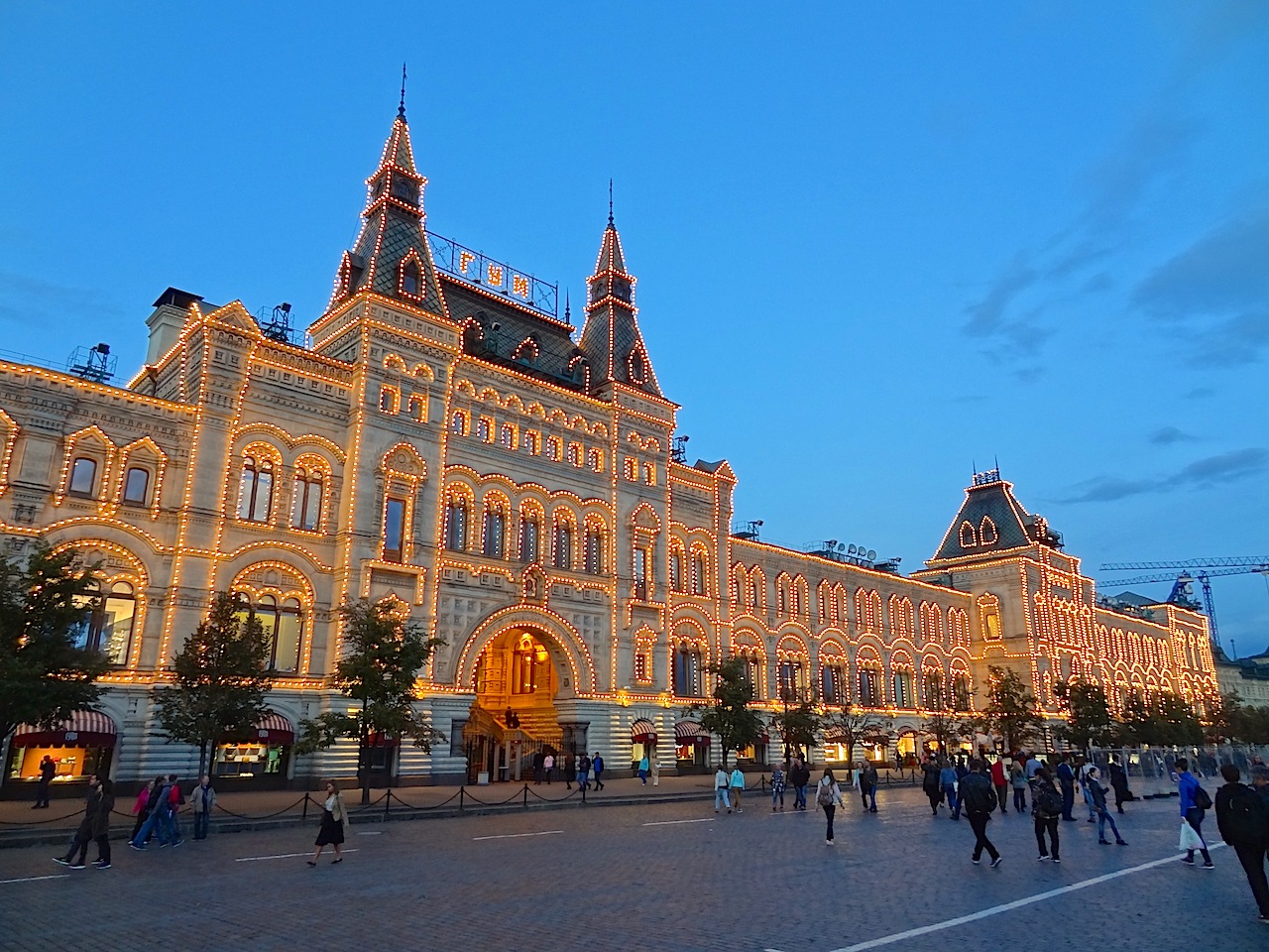 Le goum illuminé sur la place rouge à Moscou