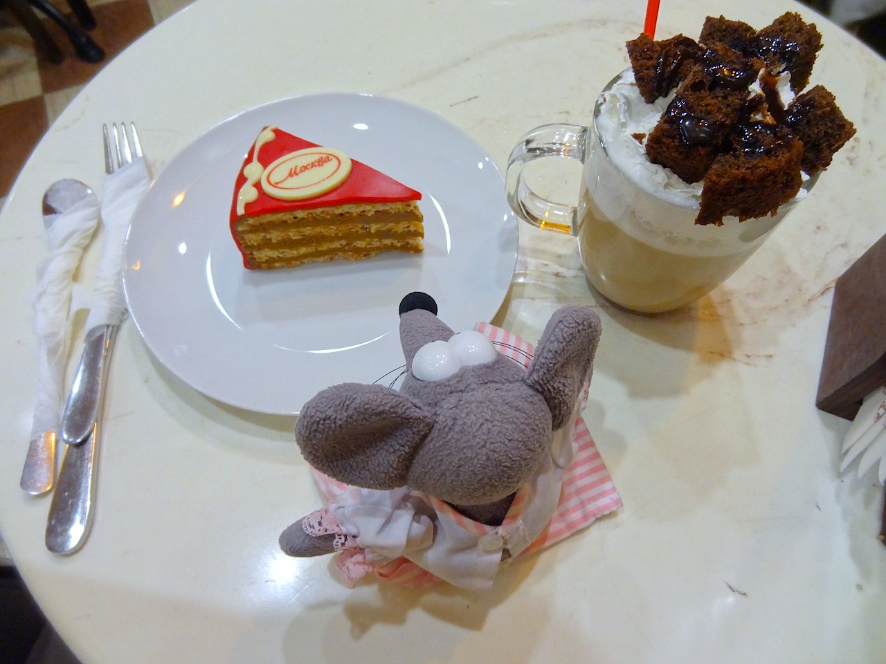 chocolat muffin myrtilles et gâteau "Moscou" de chez Chokoladnitsa