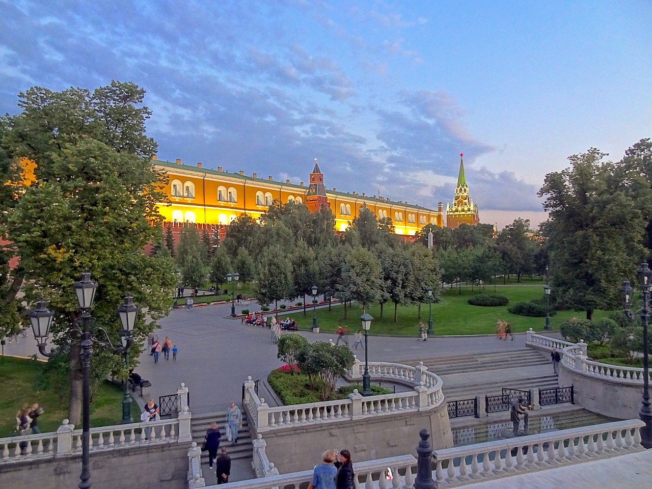 enceinte du Kremlin de Moscou depuis le jardin Alexandre
