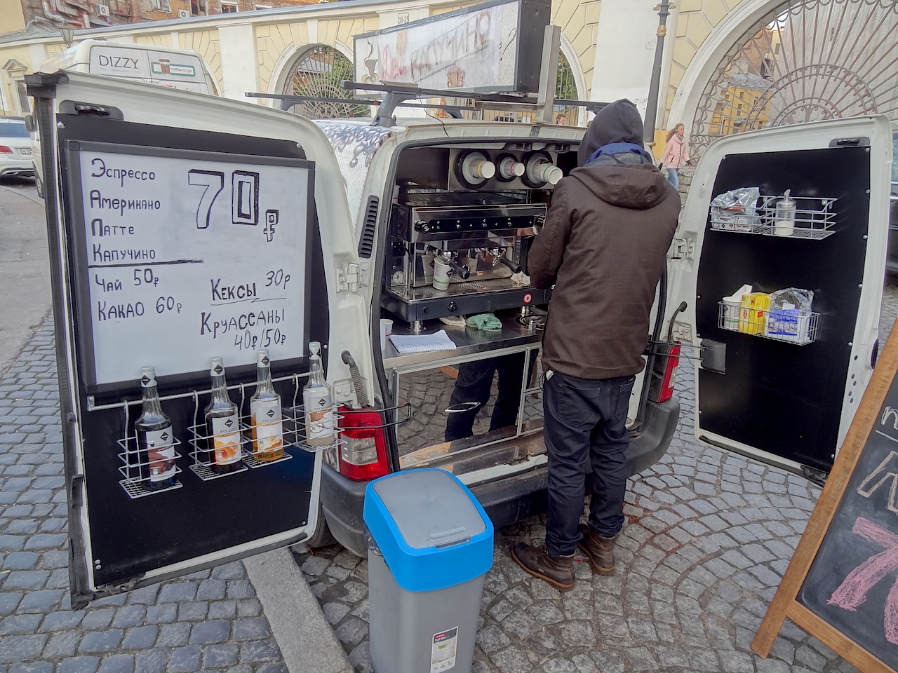camionnette vendant du café dans une rue de Saint-Pétersbourg