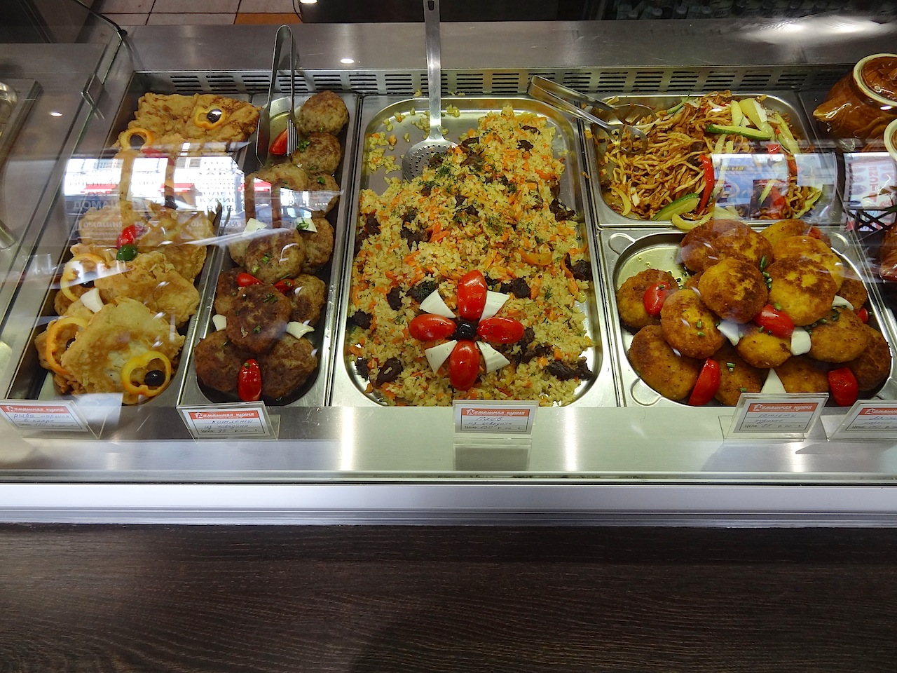 plats dans une cantine ouzbèke à Saint-Pétersbourg