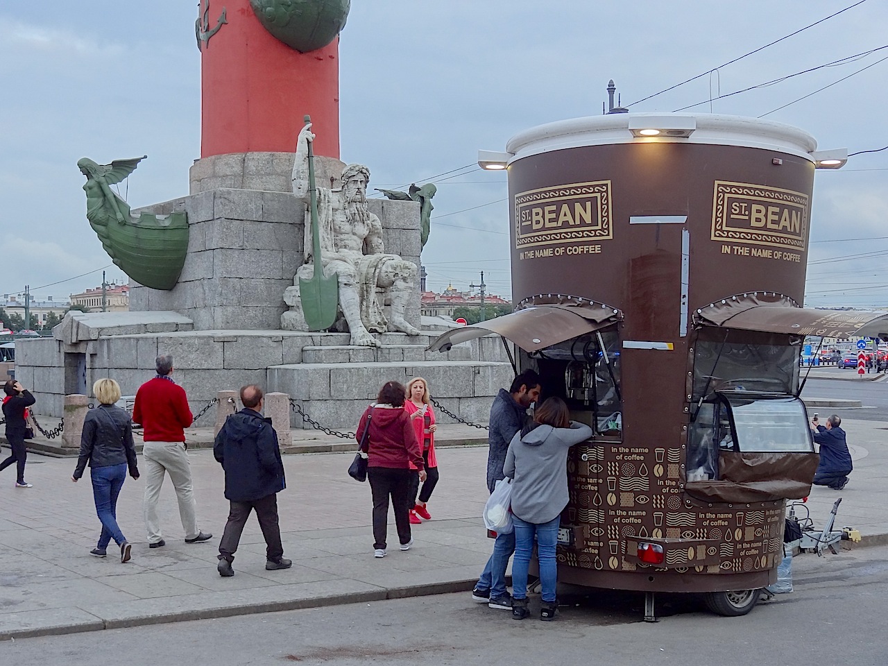 kiosque vendant des cafés dans une rue de Saint-Pétersbourg