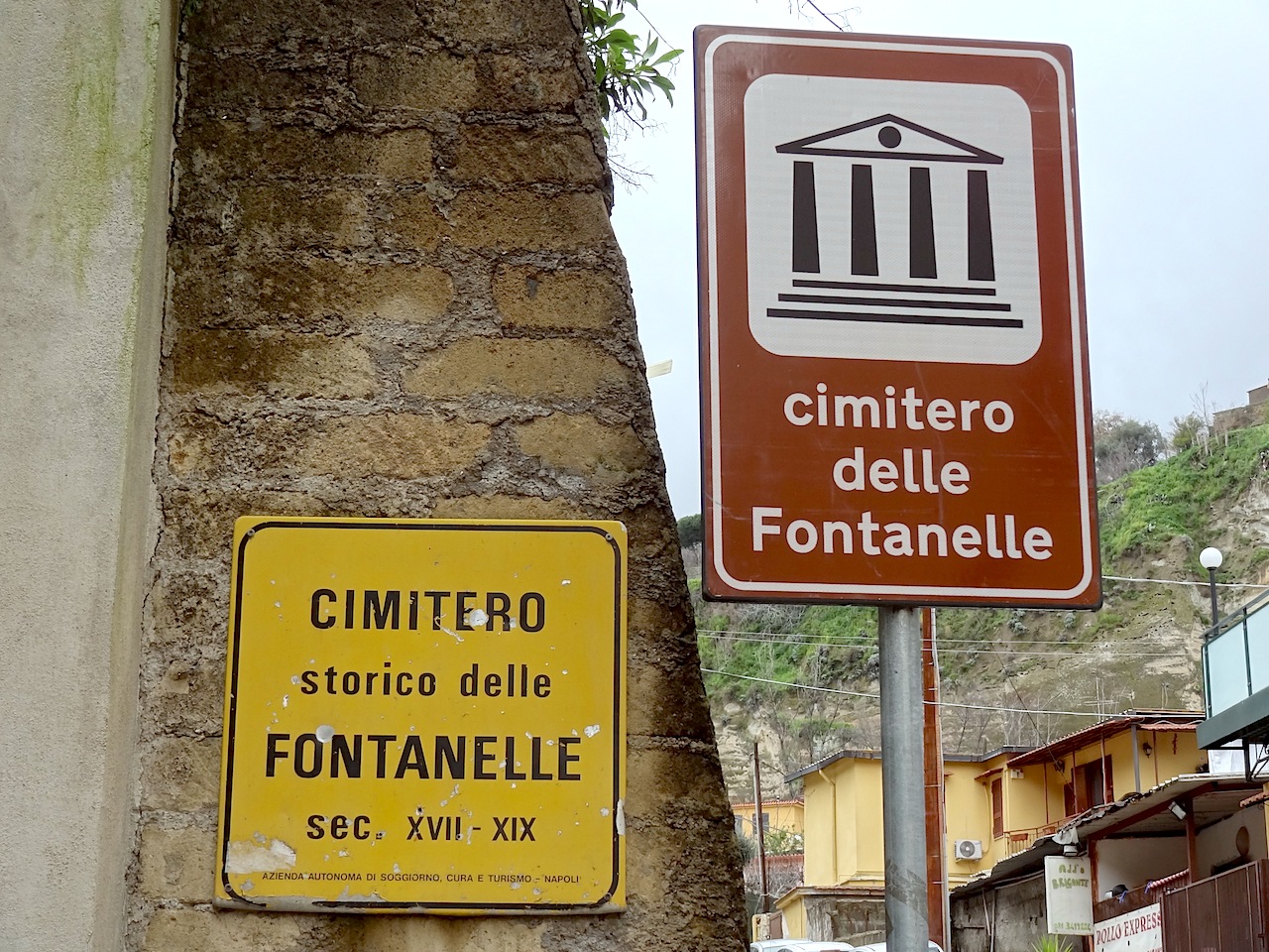 Naples panneau annonçant le cimetière des fontanelle