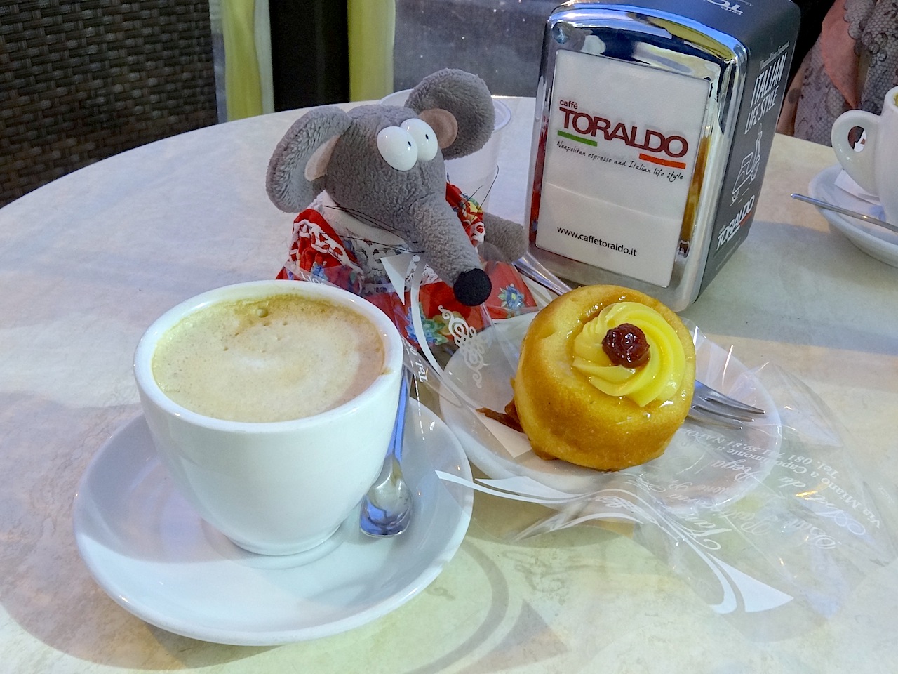 baba au rhum et cappuccino à Naples