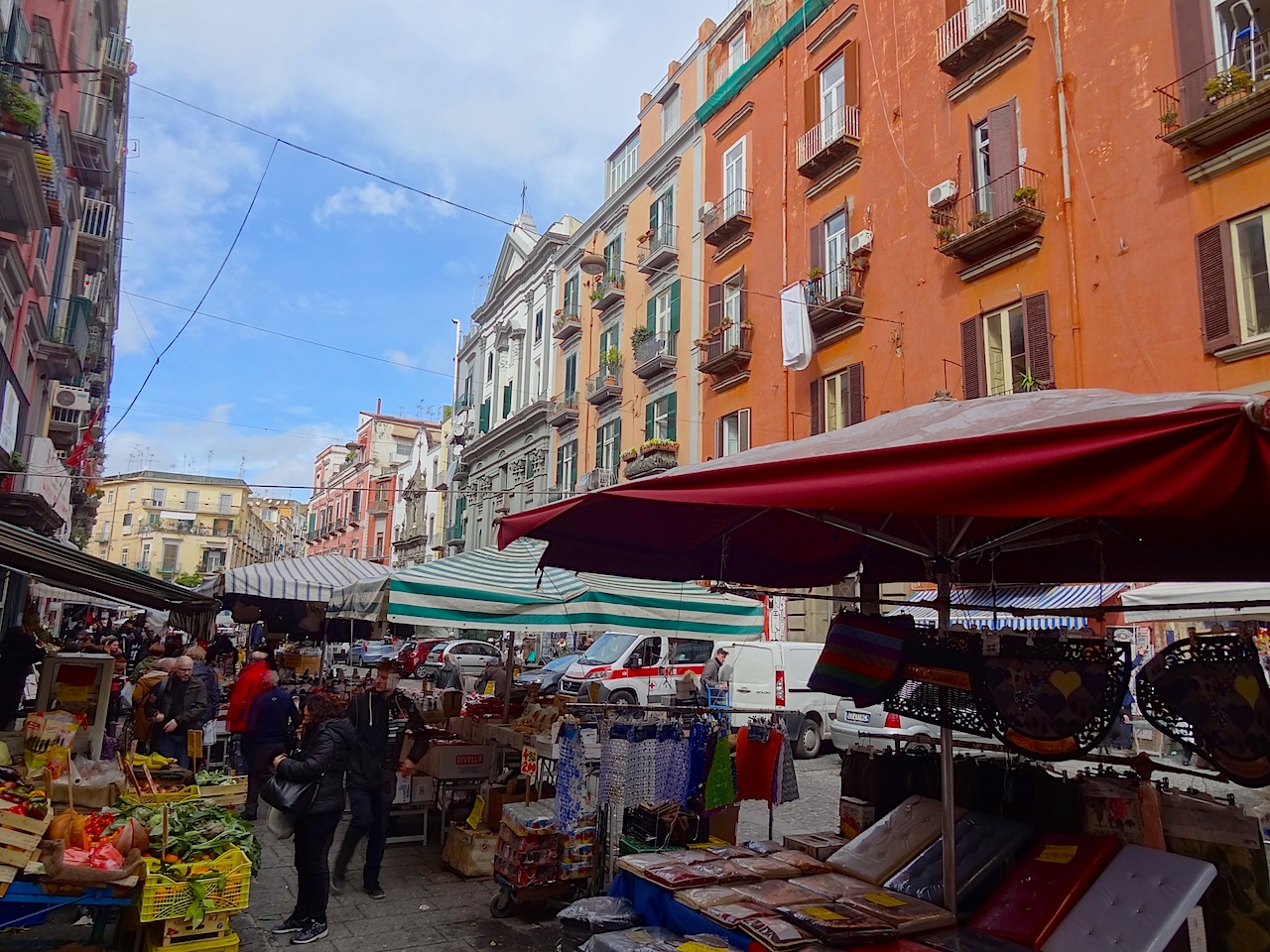 marché de la via vergini dans le quartier de Sanita à naples