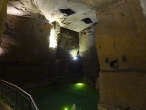 citerne et puits d'extraction de l'eau dans la Naples souterraine