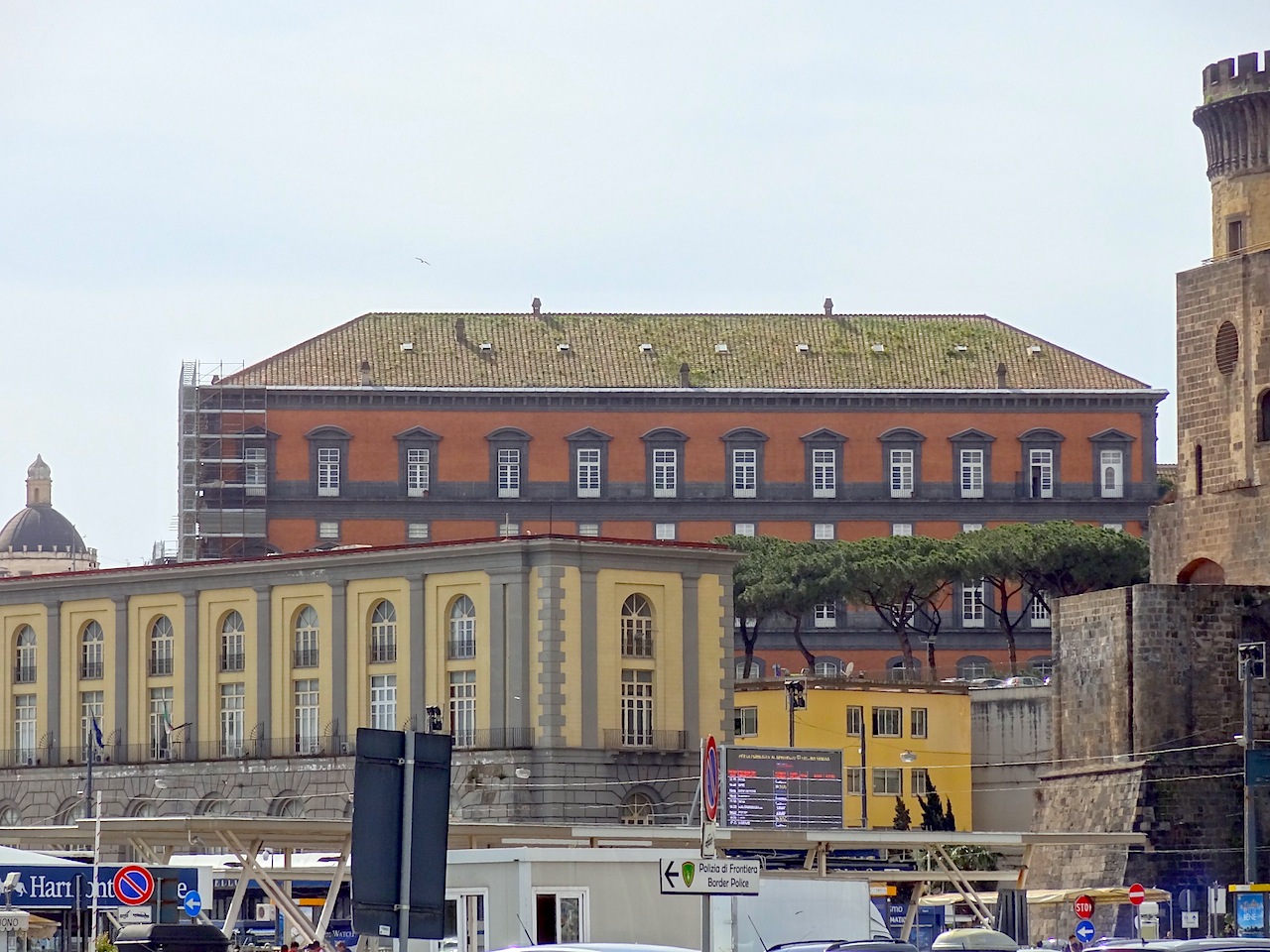 vue syr le palais royal de Naples