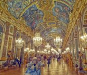 La nuit dans la Galerie des Glaces du château de Versailles