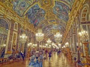 La nuit dans la Galerie des Glaces du château de Versailles
