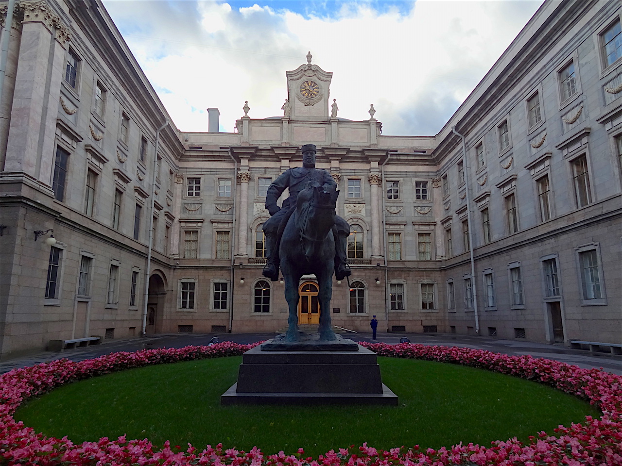 Statue équestre d'Alexandre III devant l'entrée du palais de marbre