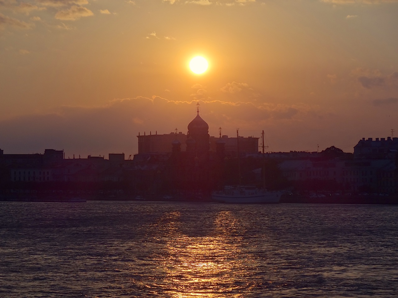 coucher de soleil sur la neva