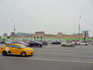 rue avec une voiture Yandex Taxi