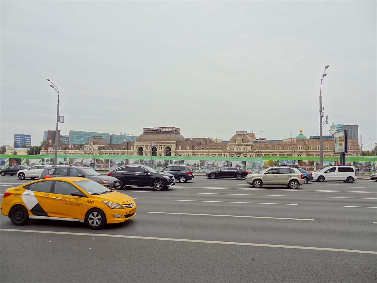 rue avec une voiture Yandex Taxi