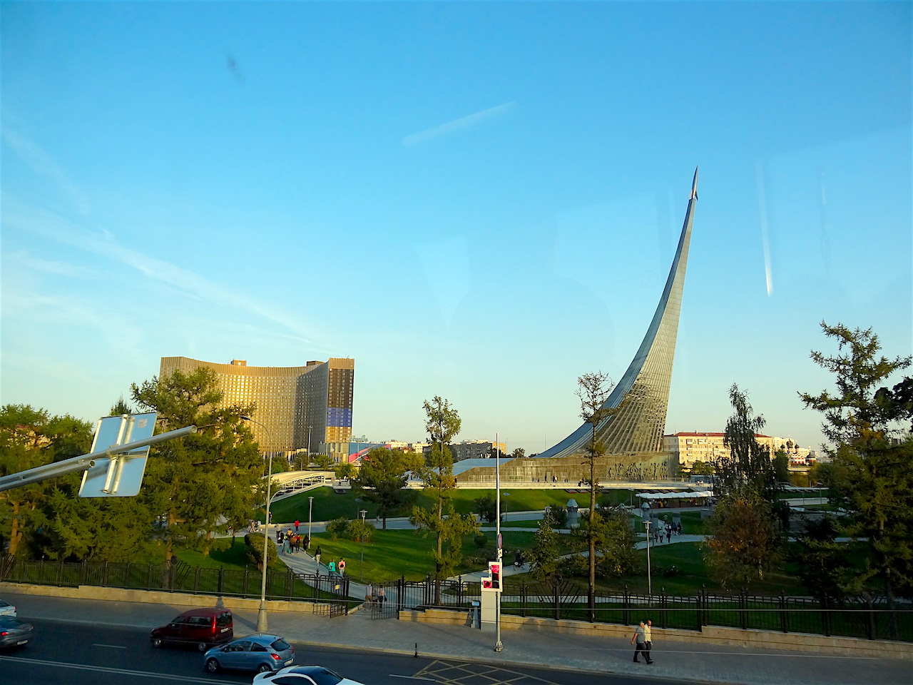 hotel cosmos et monument aux conquérants de l'espace