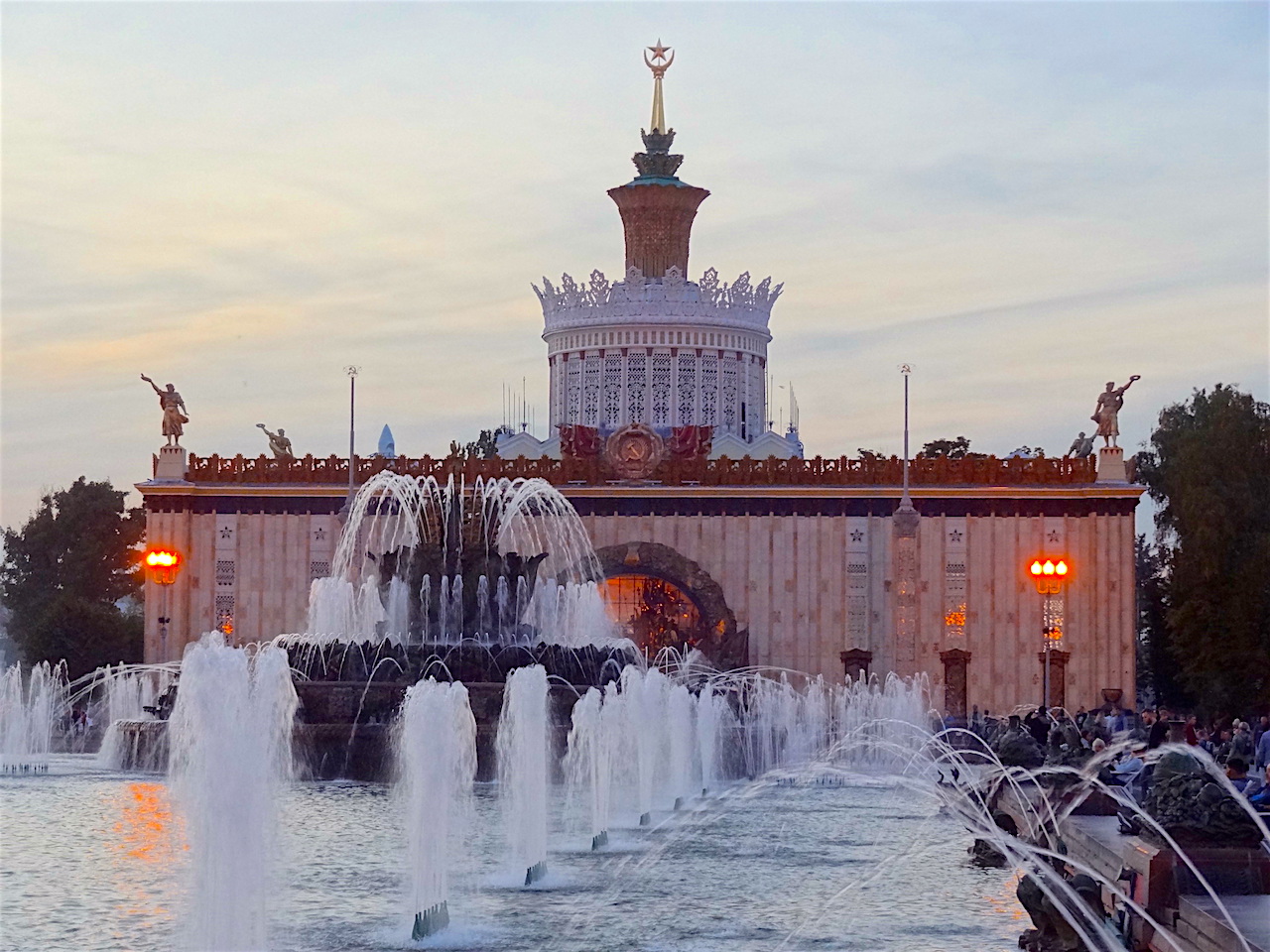 pavillon de l'Ukraine et la fontaine fleur de pierre devant