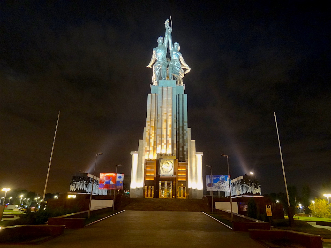 monument ouvrier et kolkhozienne de nuit
