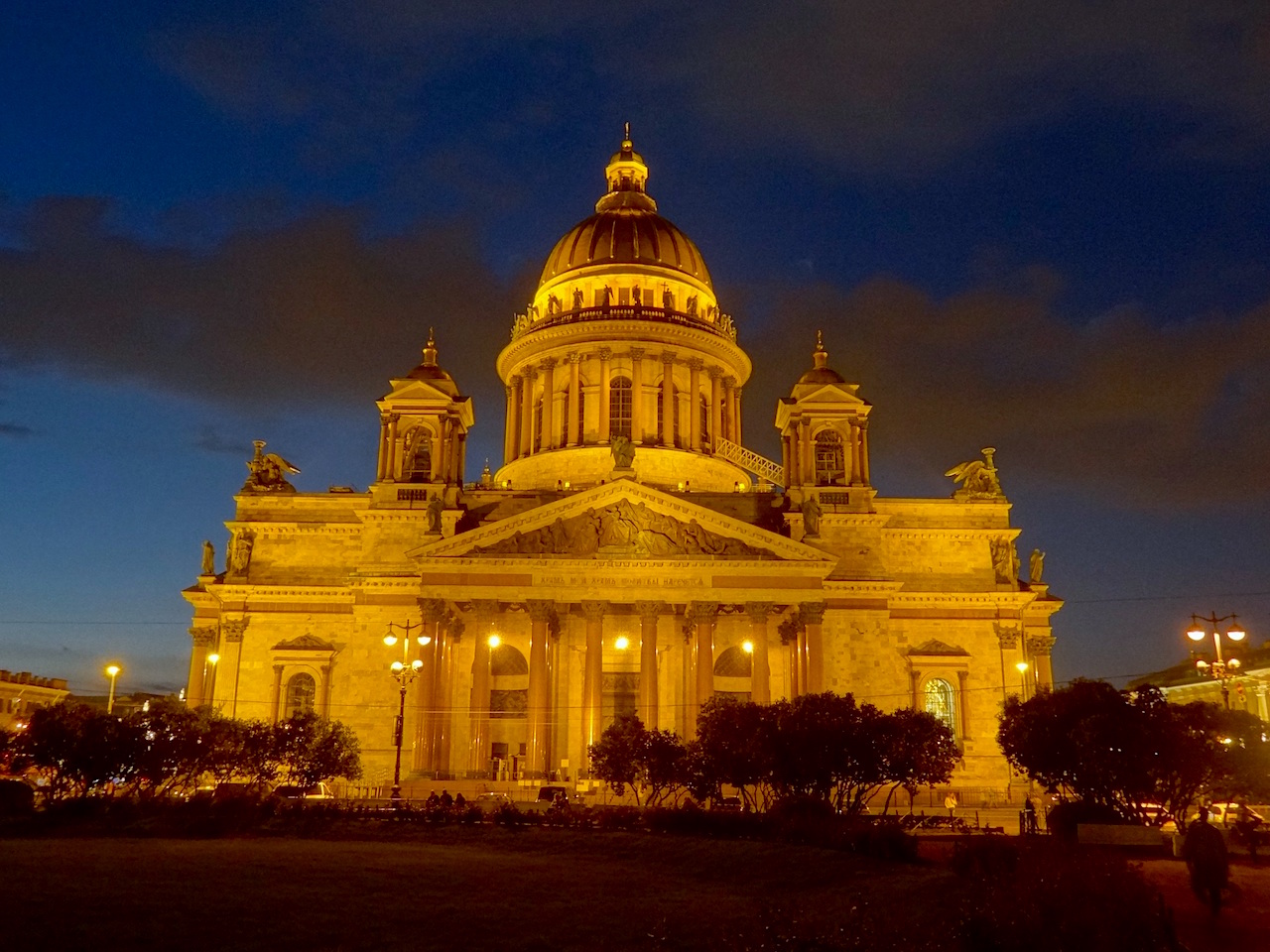 la cathédrale Saint-Isaac de nuit