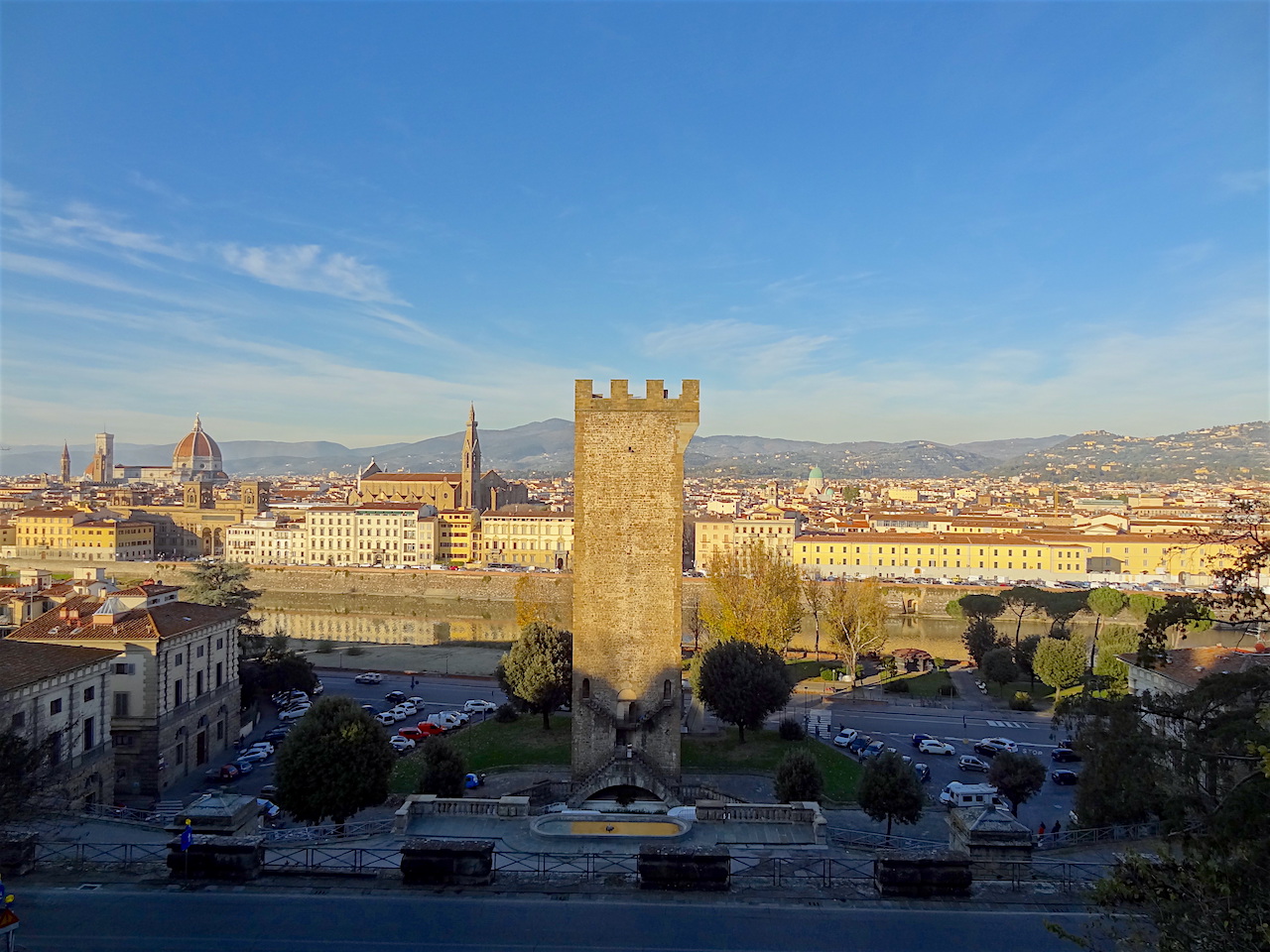 vue sur la tour saint-nicolas et l'Arno