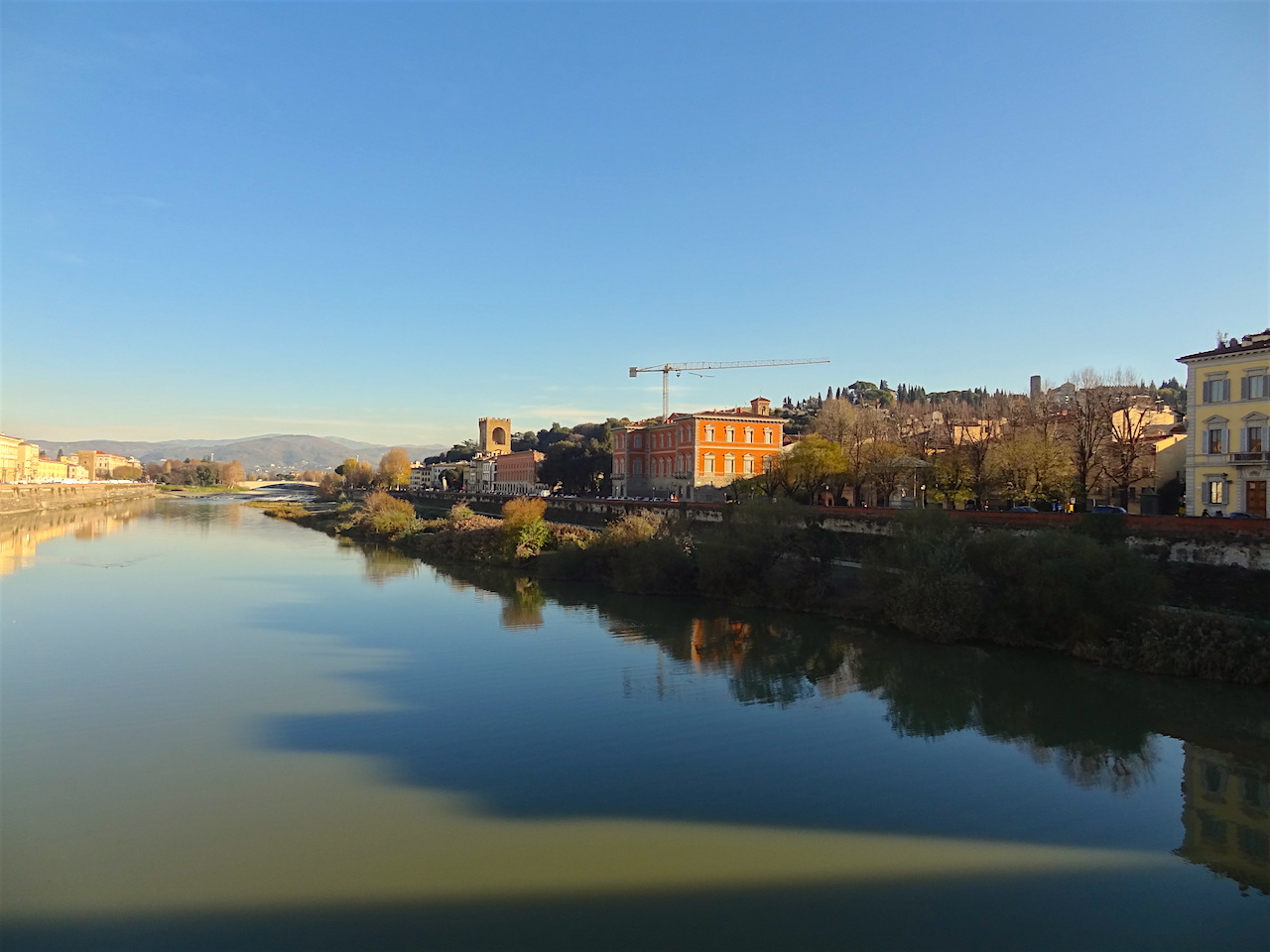 vue le quartier San Niccolo et sa tour depuis l'Arno à Florence