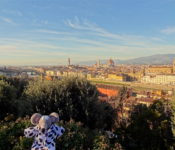 La plus belle vue de Florence : la piazzale Michelangelo et San Miniato al Monte vue sur Florence depuis la piazzale Michelangelo