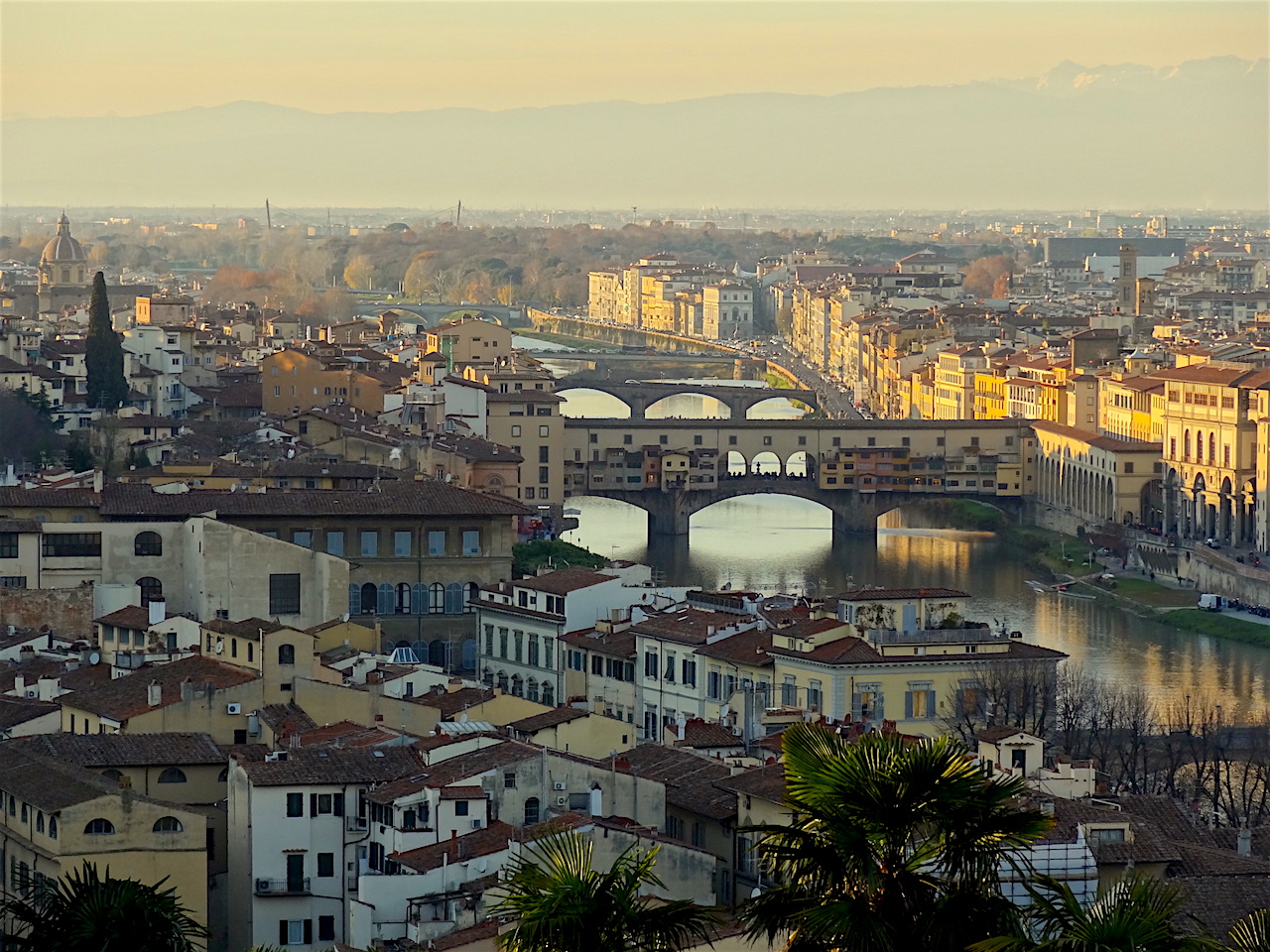 vue sur l'Arno et le Ponte Vecchio et l'Arno