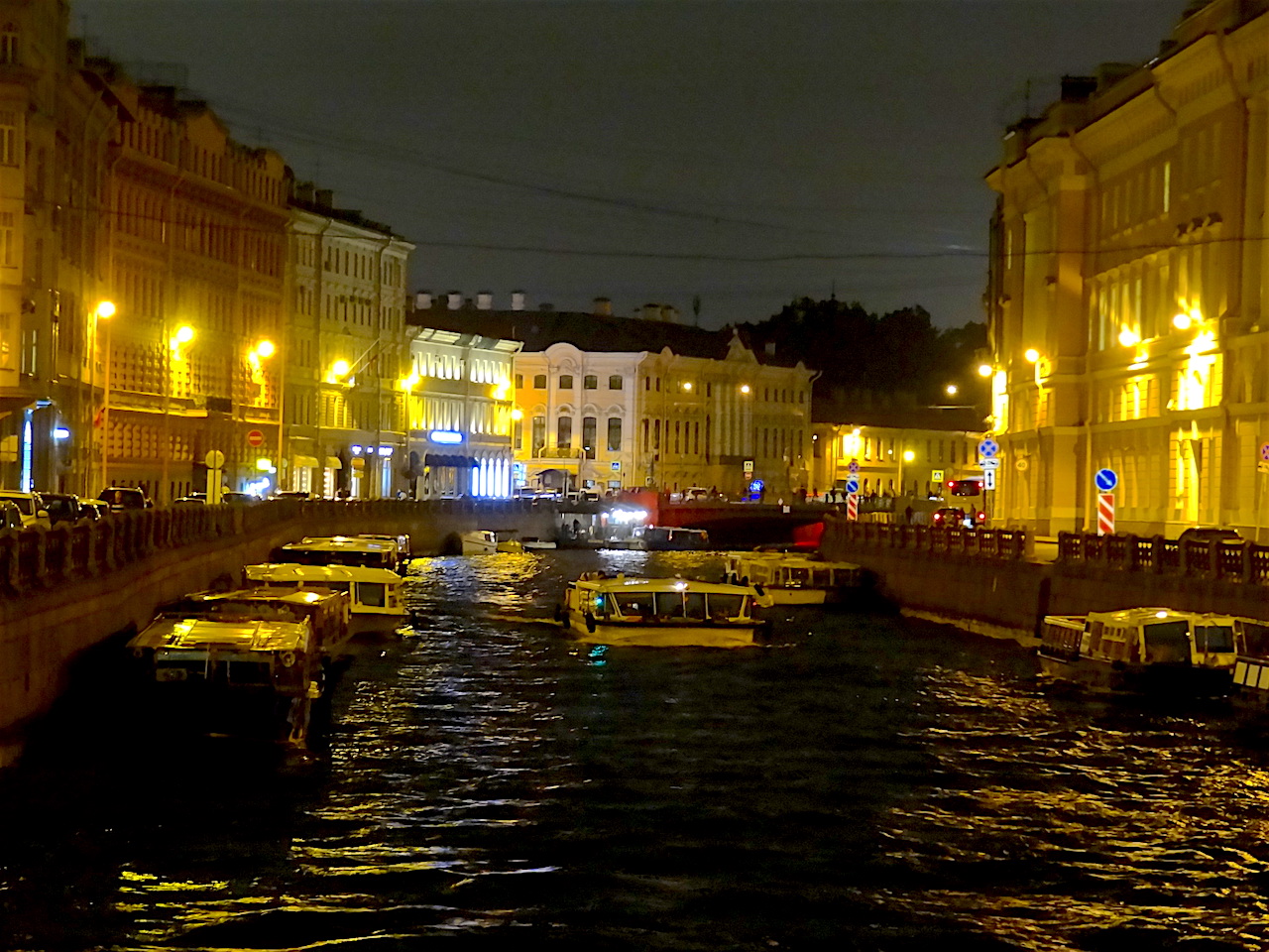 le palais stroganov sur le canal de la Moïka de nuit