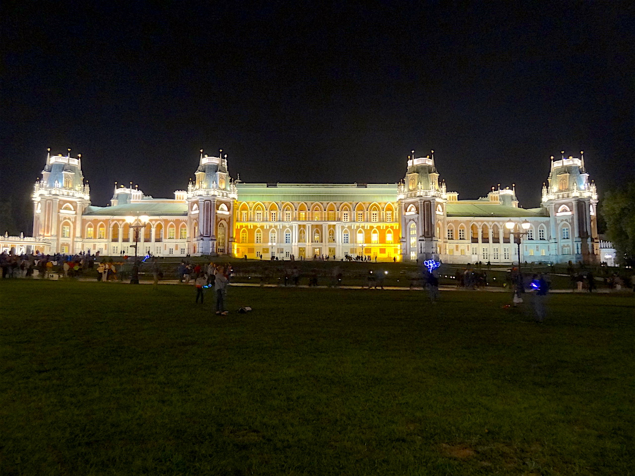 palais de tsaritsyno de nuit