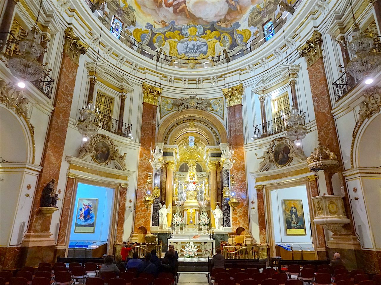 intérieur de la basilique Nuestra Señora de los Desamparados à Valence