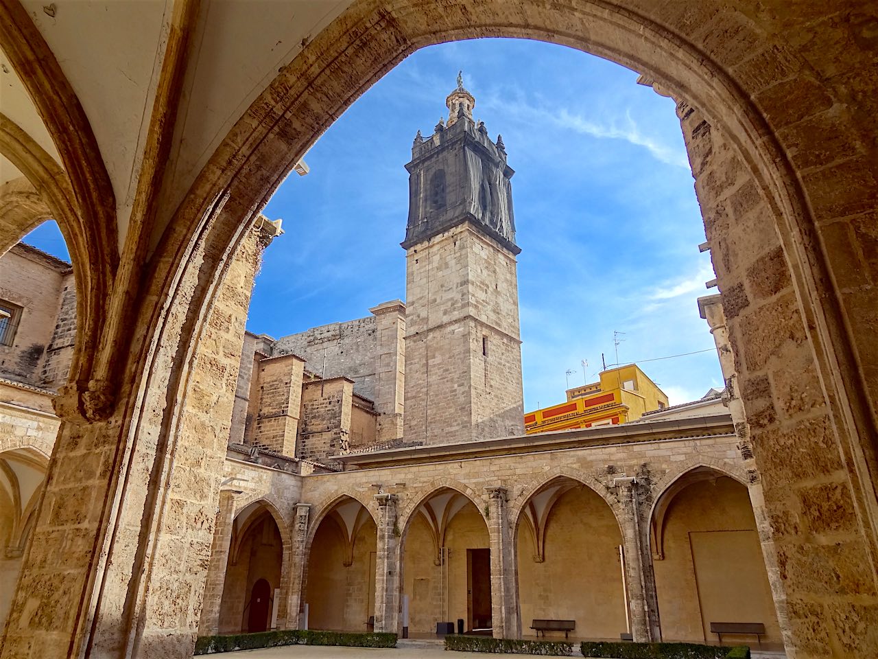 cloître du centre d'art contemporain du Carmen à Valence