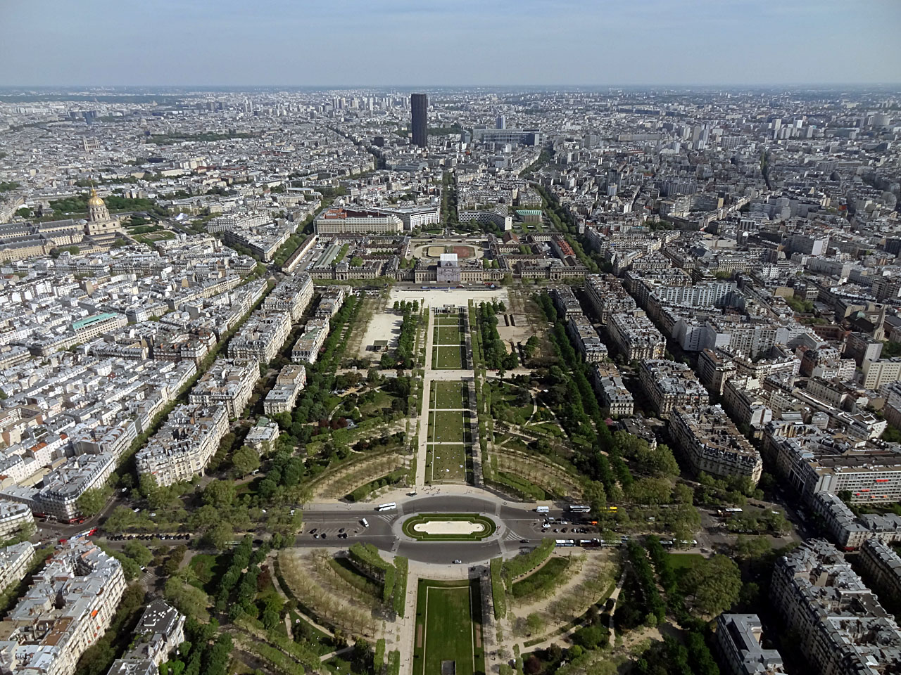 Vue du Champ-de-Mars, de l'école militaire et de la tour Montparnasse depuis le 3e étage de la tour Eiffel