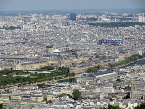 Le Louvre, Beaubourg (centre Pompidou) et au fond, le cimetière du Père-Lachaise vus depuis le 3e étage e la tour Eiffel