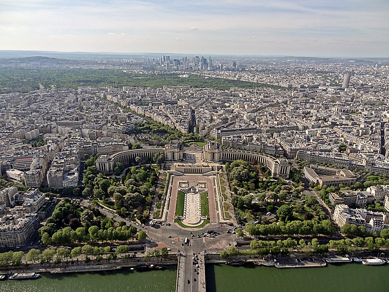 Vue du Trocadéro, du bois de Boulogne et de la Défense depuis le 3e étage de la tour Eiffel