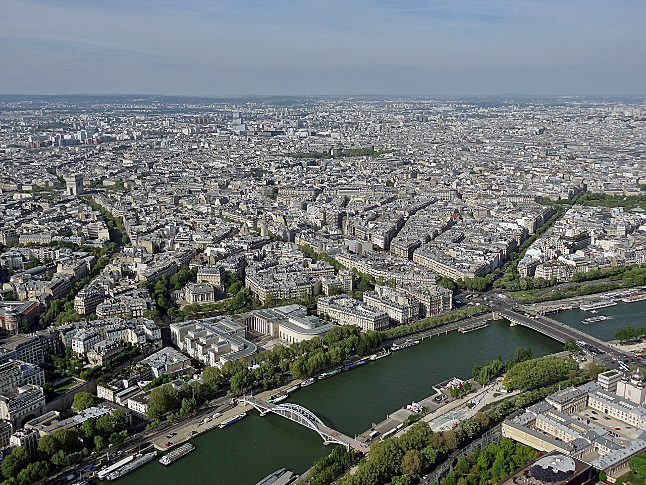 Le palais de Tokyo et la Seine, l'Arc deTriomphe, les Champs-Elysées, et au fond, le parc Monceau vue du 3e étage.