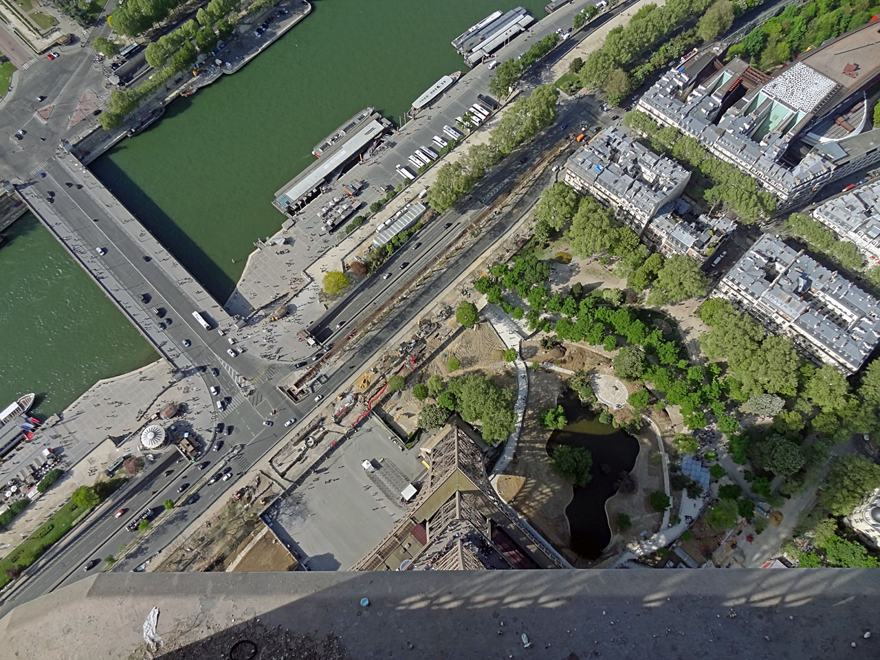 Le pilier nord vu en plongée depuis le 3e étage de la tour Eiffel.