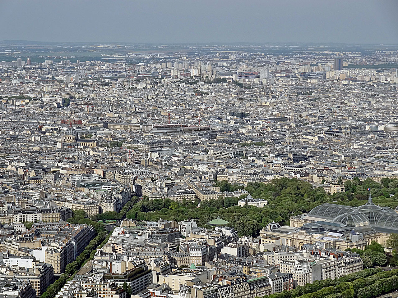 Le bas des Champs-Élysées, la butte Montmartre, avec à l'arrière l'aéroport du Bourget vus du 3e étage.