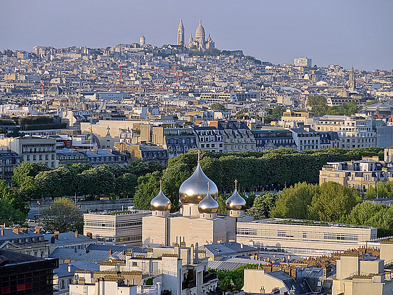 Les bulbes du centre culturel russe et la butte Montmartre vus du 1er étage de la tour