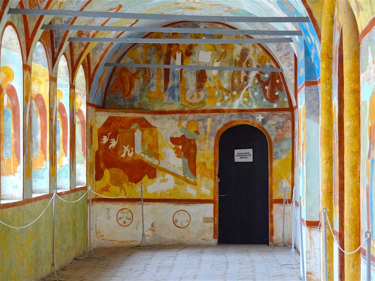 couloir peint de l'église Saint-Jean-l'Evangéliste à Rostov Veliki