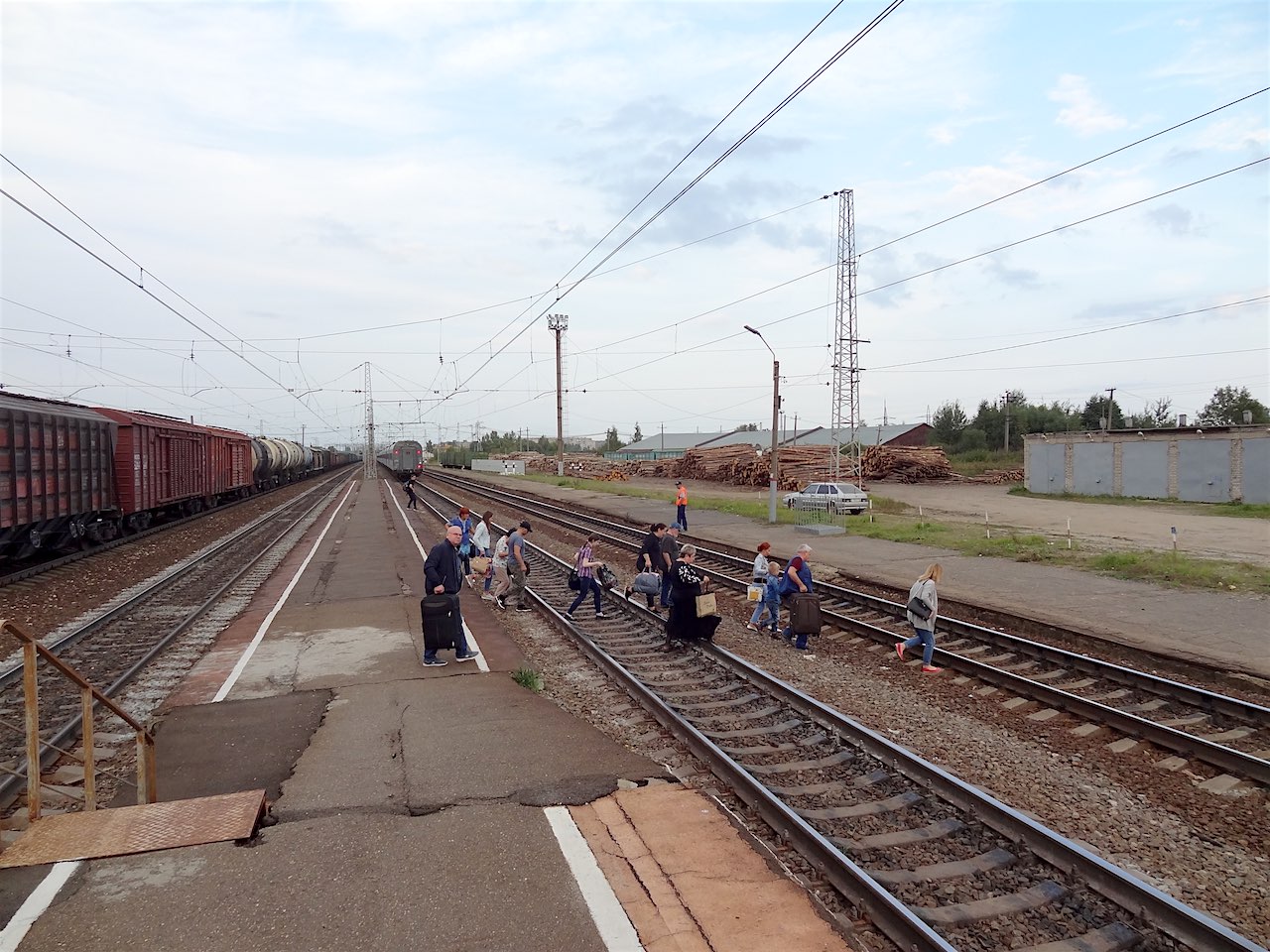 passagers traversant la voie ferrée à Rostov
