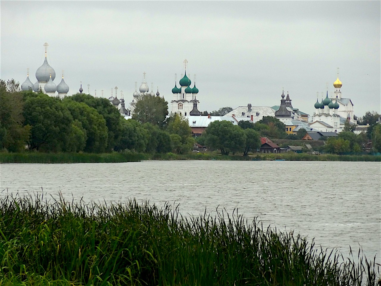 le kremlin de Rostov vu depuis le lac Nero