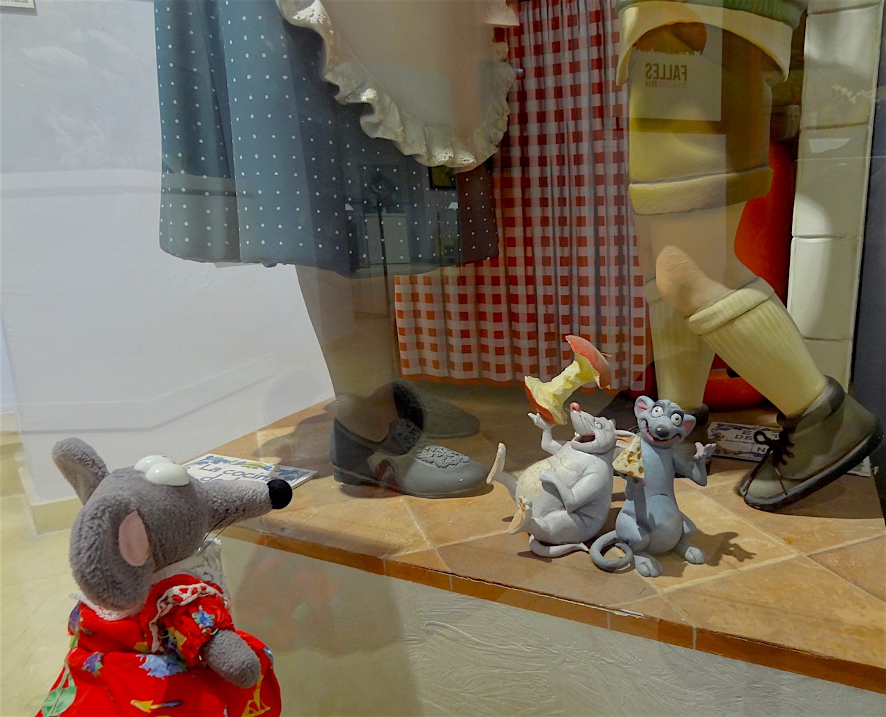 ninot avec souris au musée des Fallas à Valence