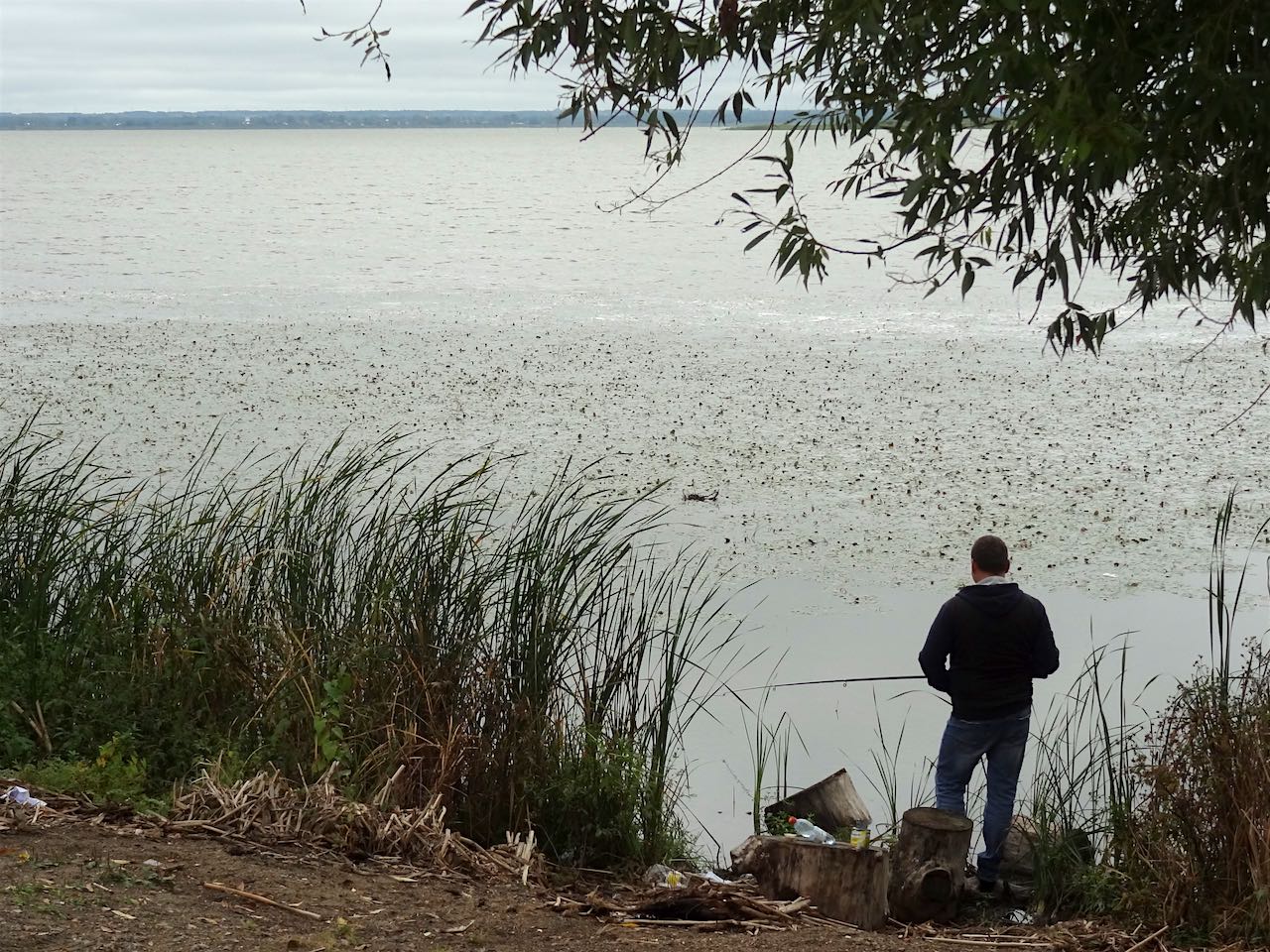 un pêcheur sur le lac Nero