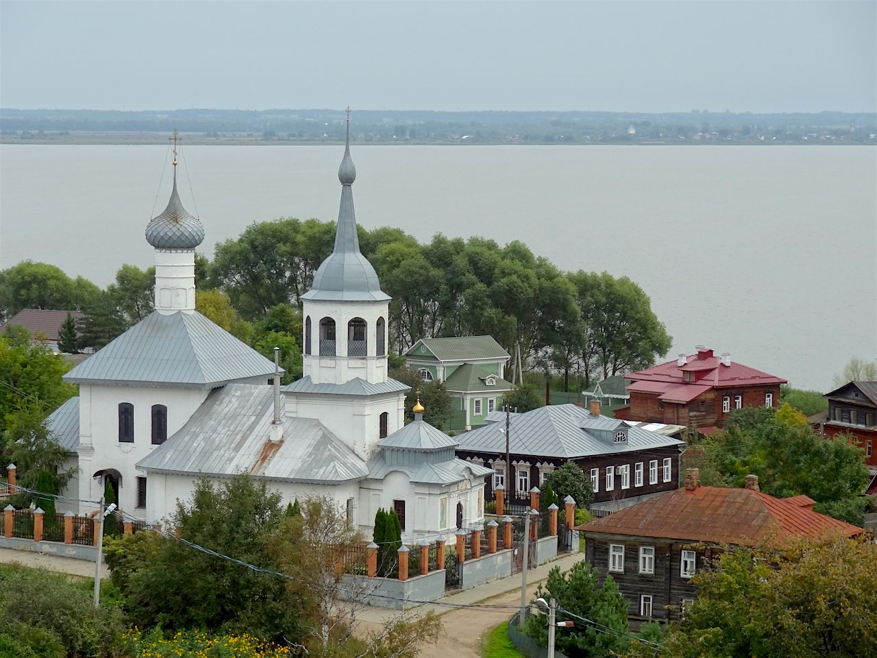 vue sur une église et les bords du lac 