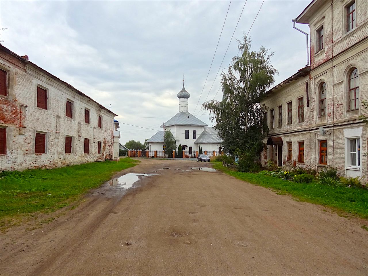 une rue et une église